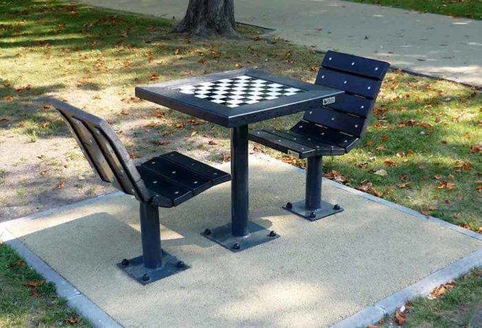 Table de jeu d'échec et 2 fauteuils en plastique recyclé noir, structure en acier