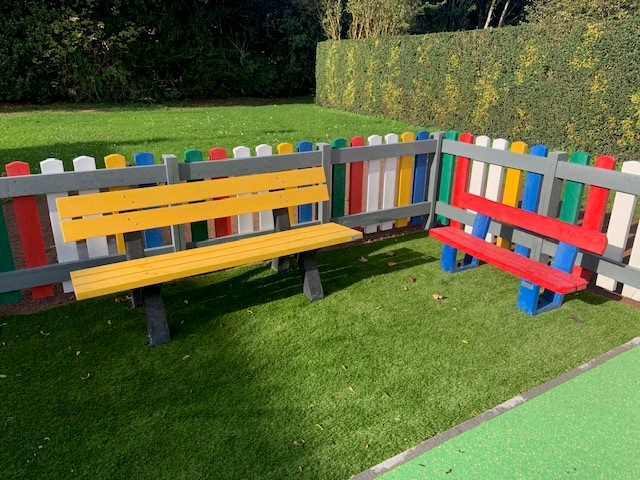 2 bancs récré en jaune/vert et Rouge/bleu. Environnement et éducation