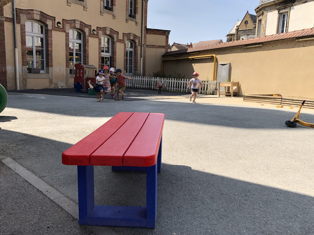 Banquette récré bleu et rouge. Environnement et éducation