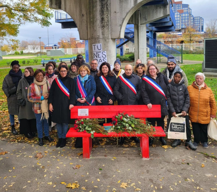 Inauguration du banc rouge à Bobigny